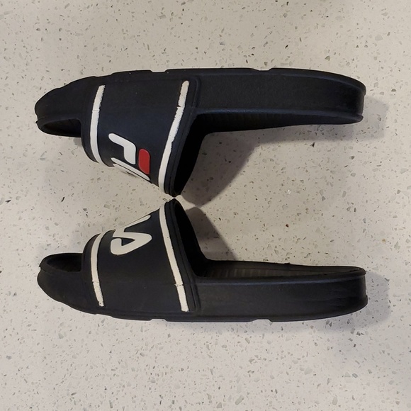 Fila slides - Picture 4 of 6